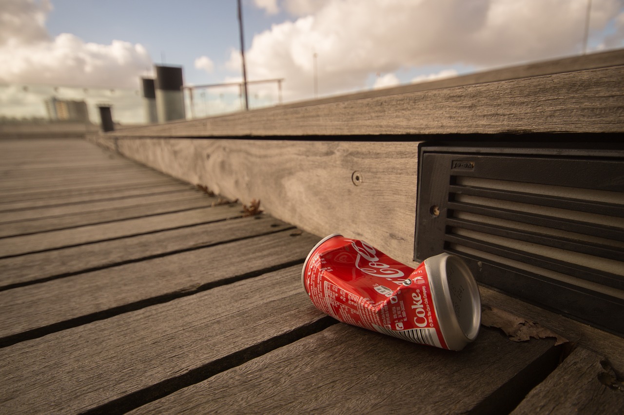 prázdna plechovka coca cola