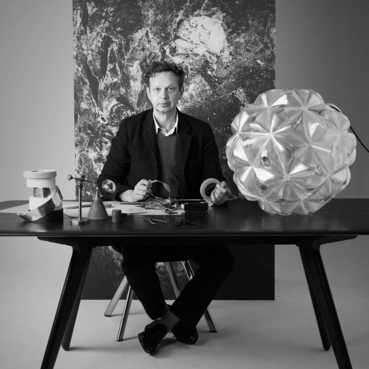 Tom Dixon pri výrobe jedného zo svietidiel