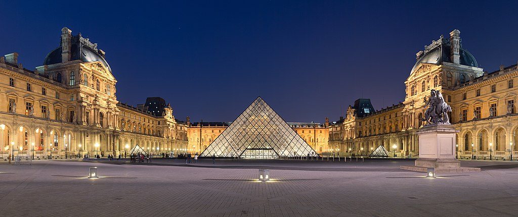 pyramída Louvre Museum