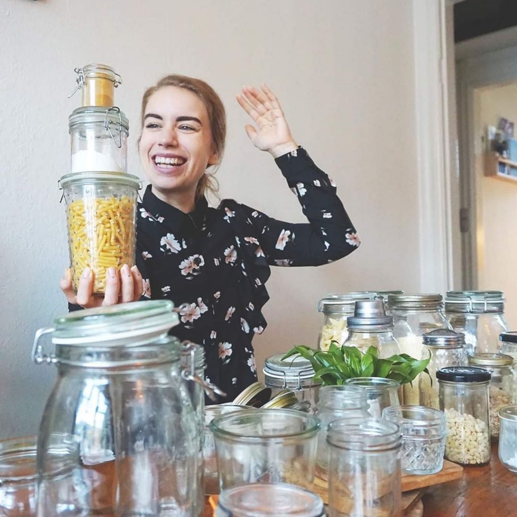 šťastná pani s potravinovými dózami zerowaste