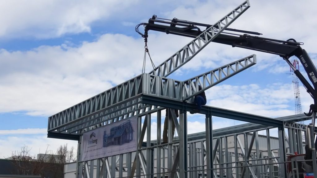 Stavba-montovanej-haly-Steelong-1030x578