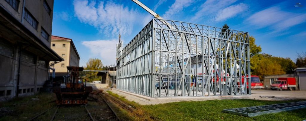 hala vo výstavbe z konštrukčného systému Steelong