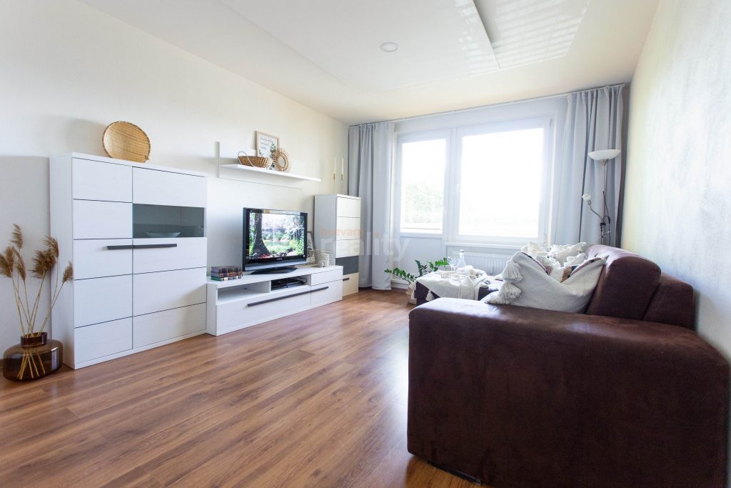 upravená obývačka po homestagingu svetlý a veľký priestor
