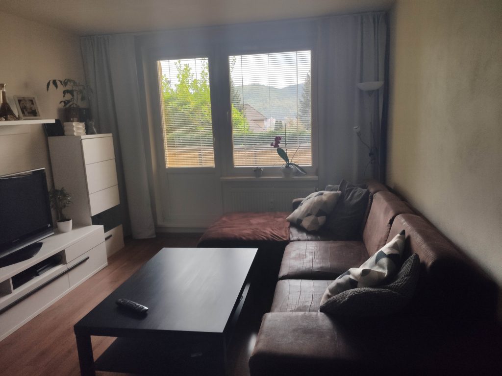 neupravený a tmaý byt pred homestagingom