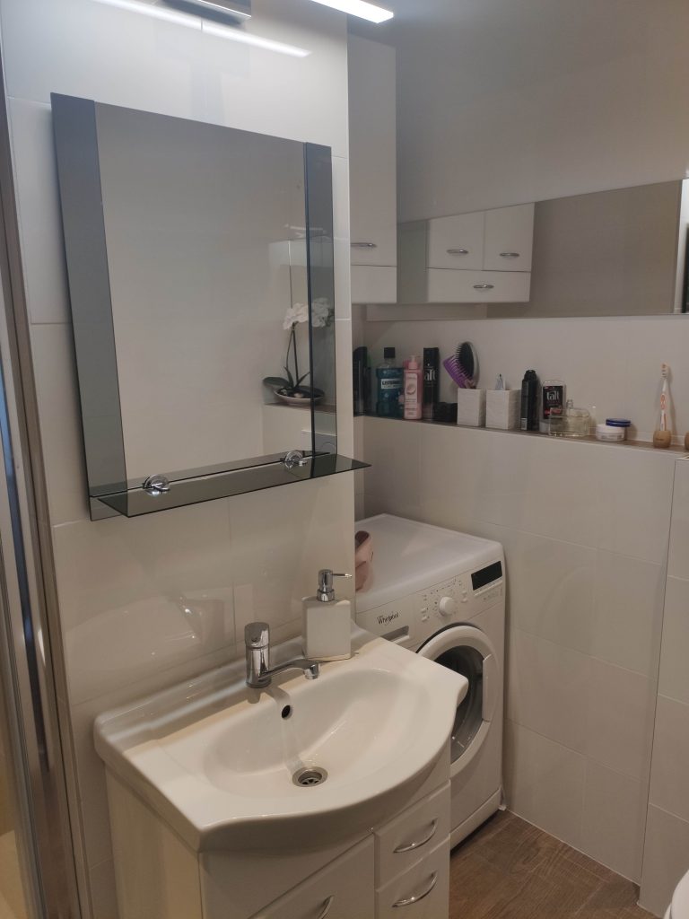 preplnená kúpeľňa s množstvom hygienických pomôcok