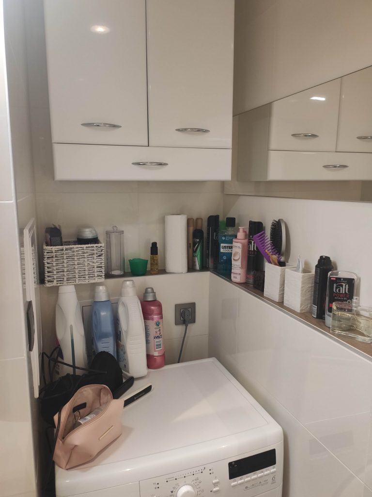 detail na práčku s pracími prostriedkami