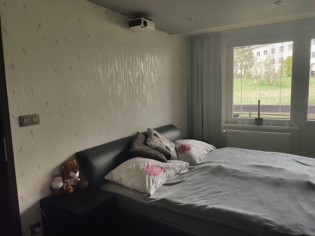 tmavá spálňa bez svetla a moderného nábytku
