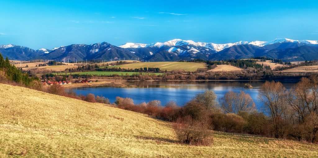 Výhľad na Tatry, krásne zasnežené kopce na Slovensku