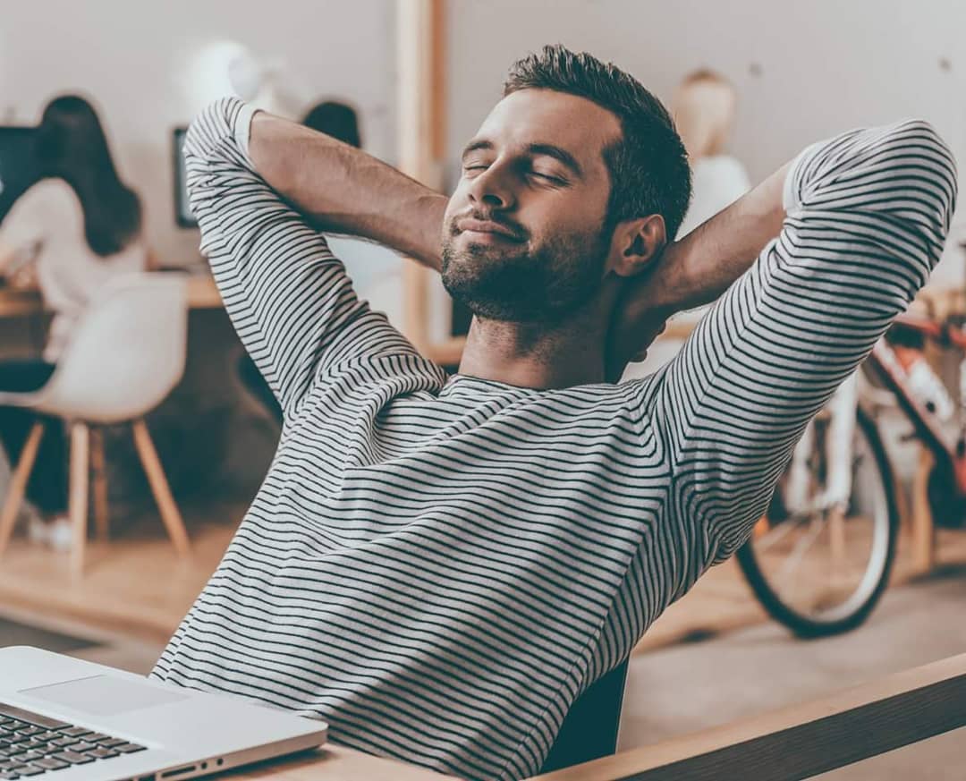 Mladý muž vychutnávajúci svieži vzduch o svojo openspace office