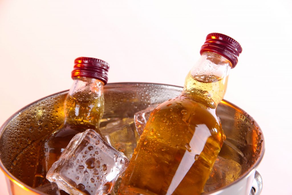 alkohol z minibaru v hotelovej izbe