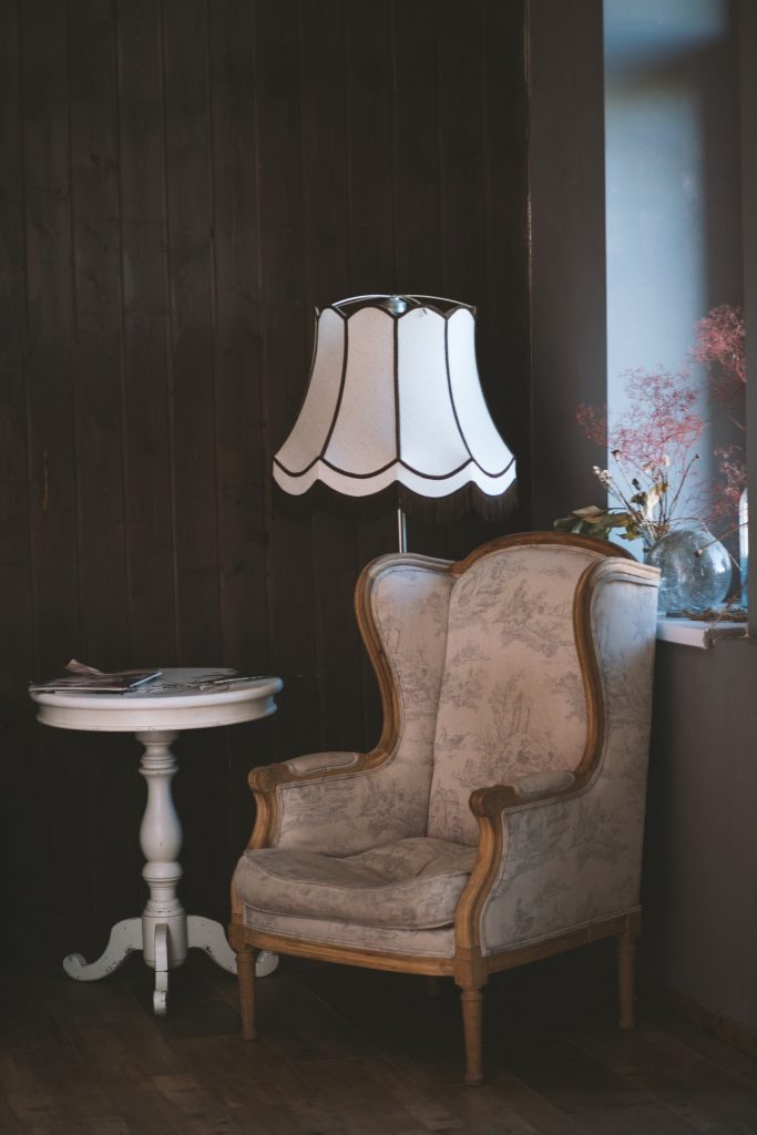 retro lampa a kreslo so stolíkom 