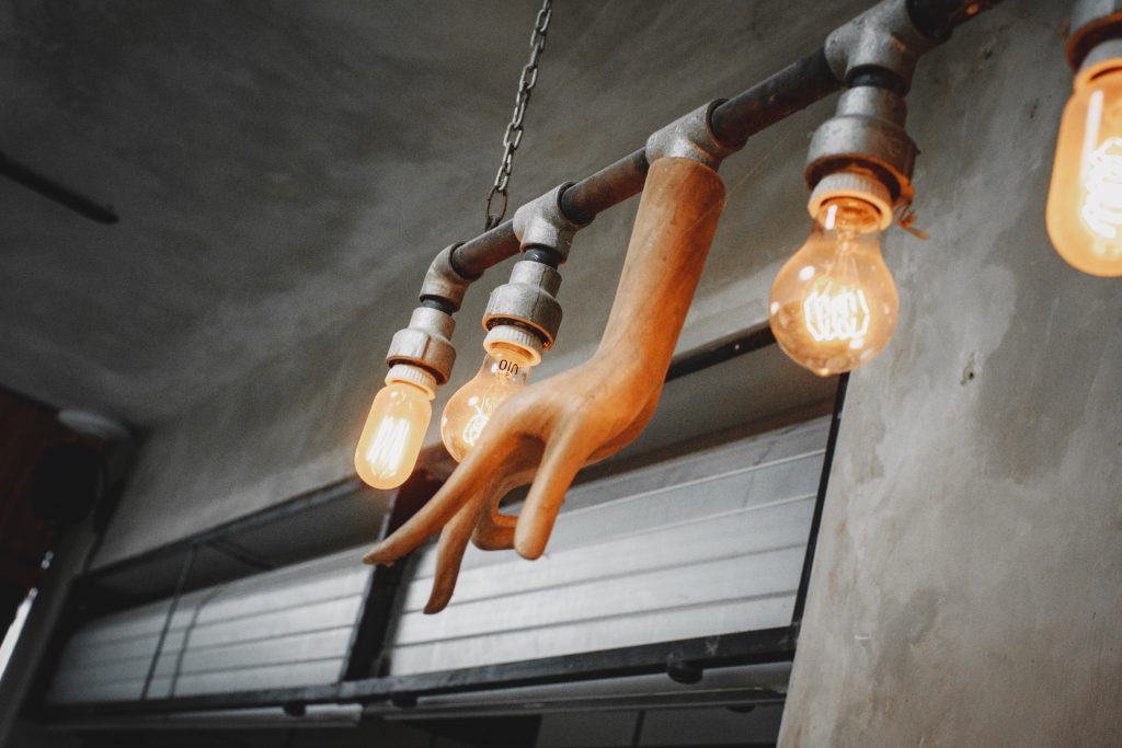 lampa v industriálnom štýle v kovovom prevedení