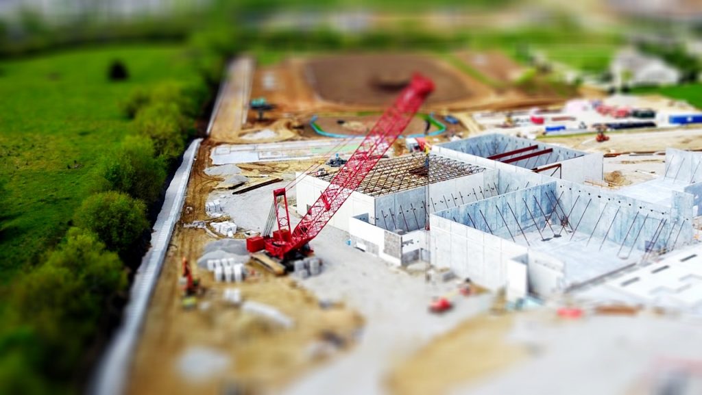 miniatúra stavebných prác s červeným žeriavom