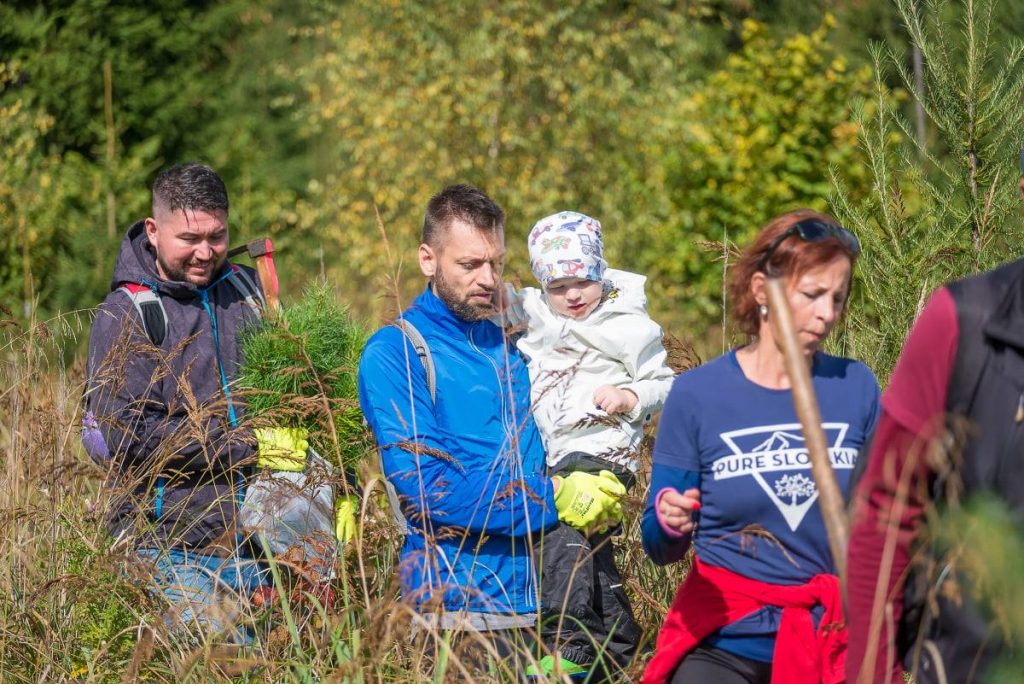 rodinka podporujúca OZ Pure Slovakia so sadením stromčekov