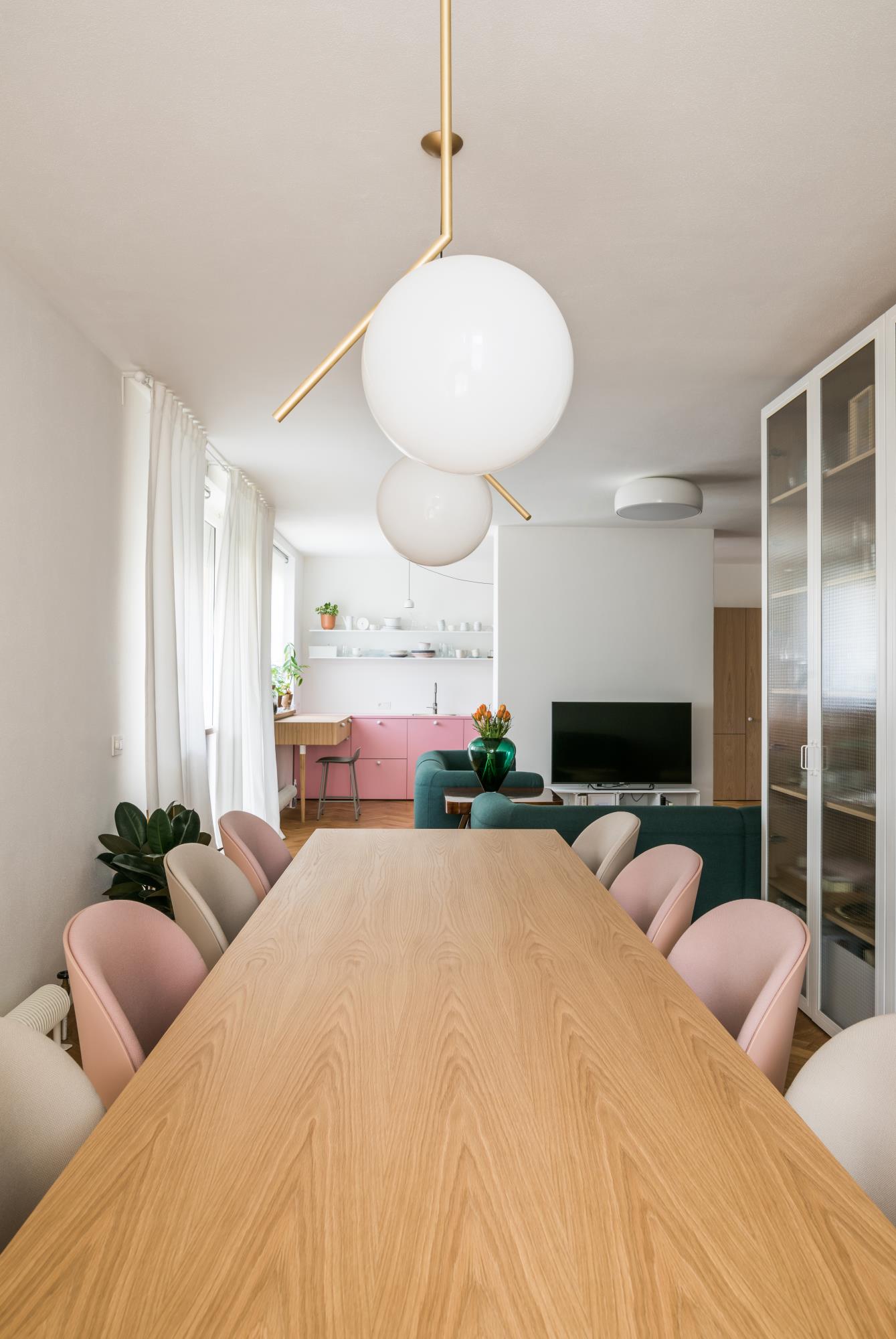 nová jedáleň v zrekonštruovanom byte od architekta Alana Prokopa