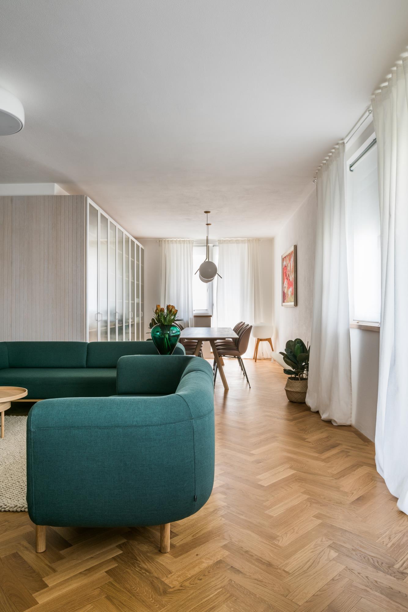 obývacia miestnosť so zelenou sedacou súpravou v zrekonštruovanom byte od architekta Alana Prokopa