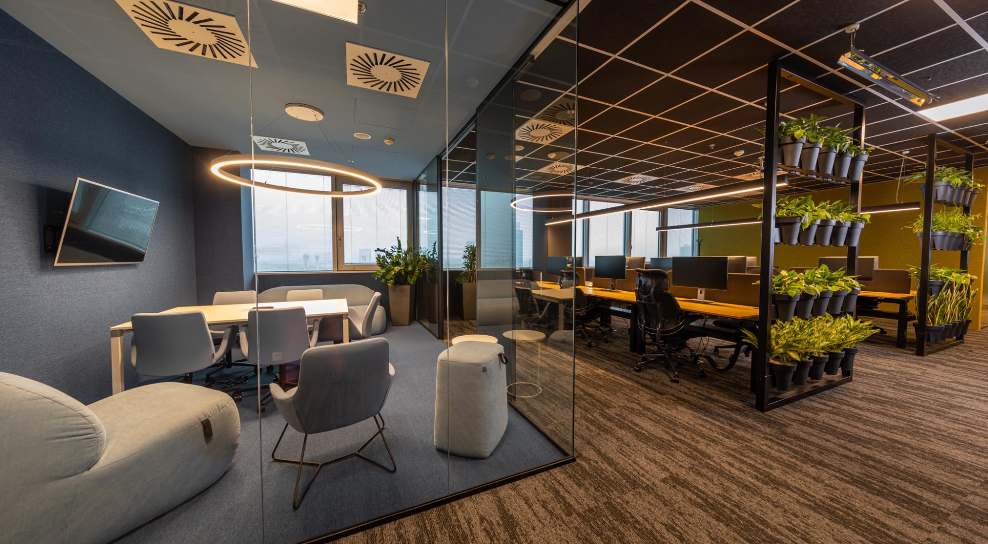 open space priestor pre zamestnancov firmy a pekné kaskádové kvetináče