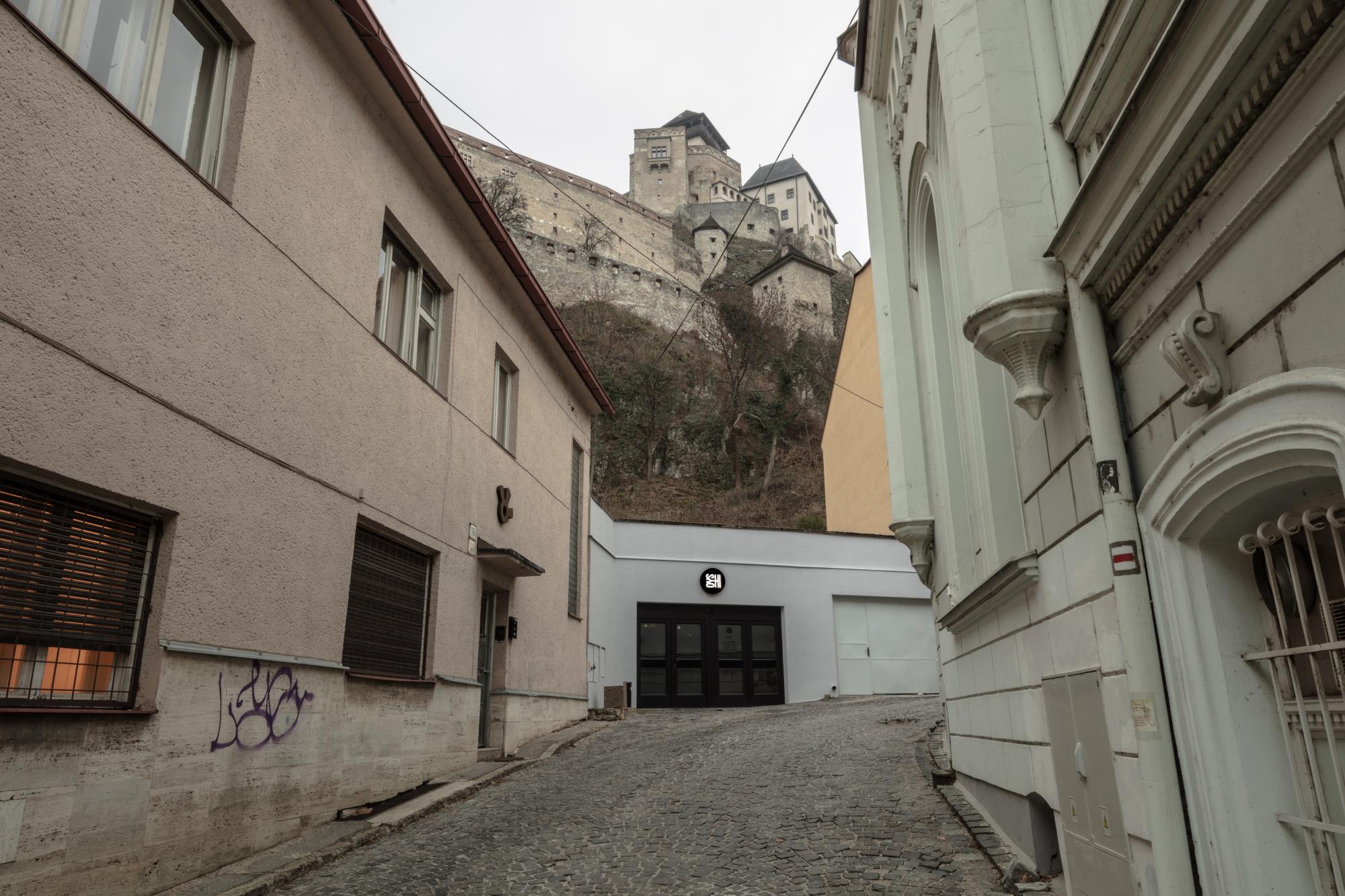 ulička smerujúca k Trenčianskemu hradu