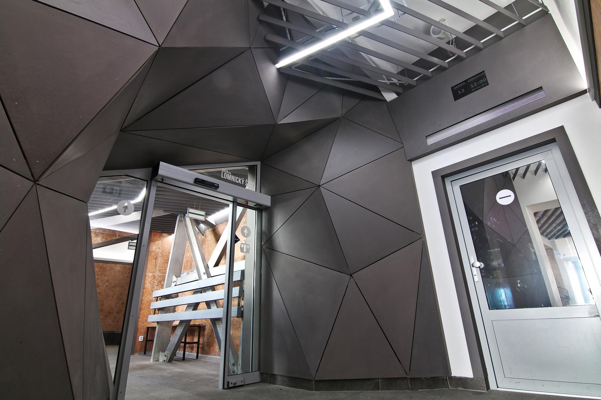 moderný interiér stanice na Skalnom plese s geometrickými tvarmi a konceptuálnym osvetlením