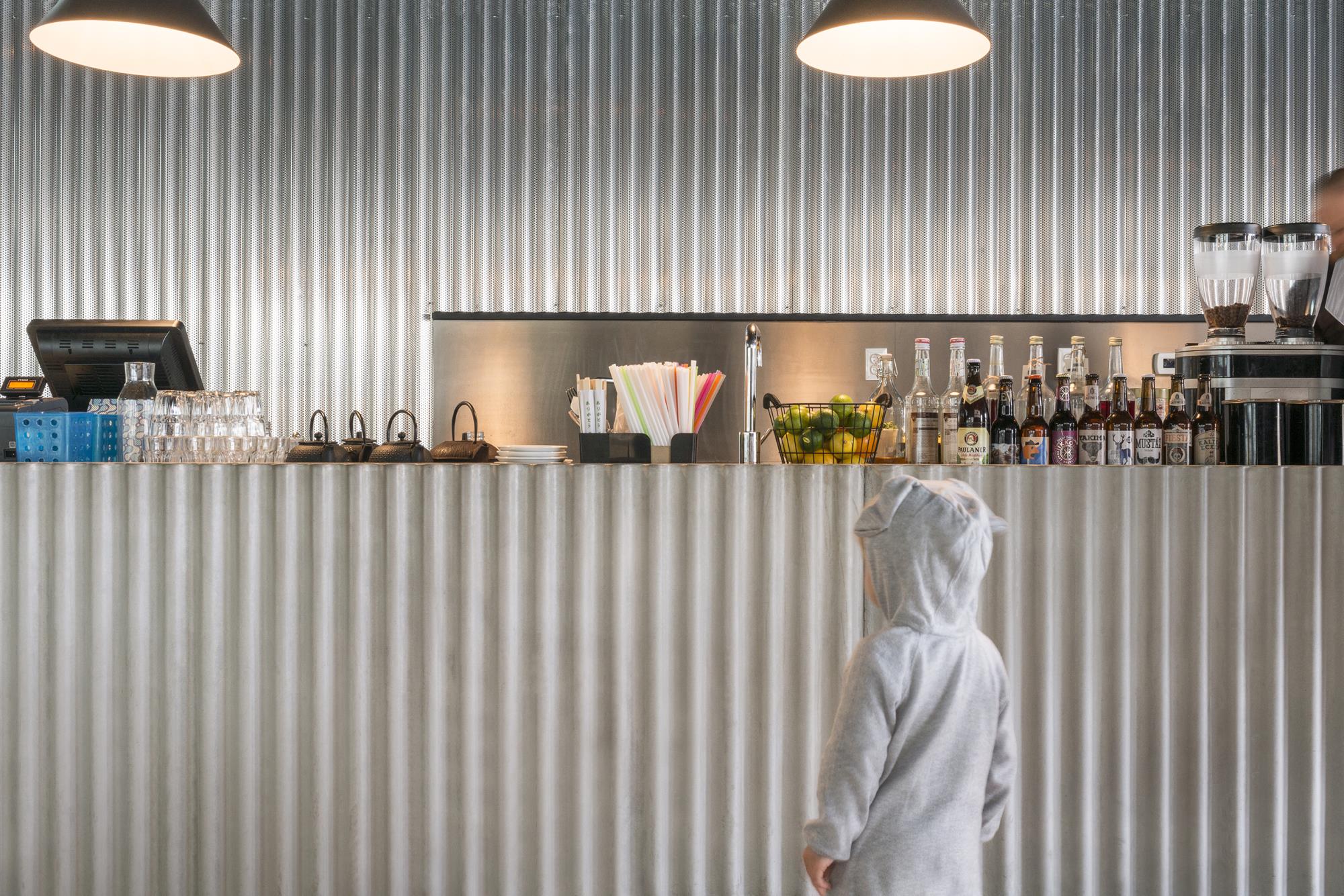 performovaný plechový bar v bistre SOHO