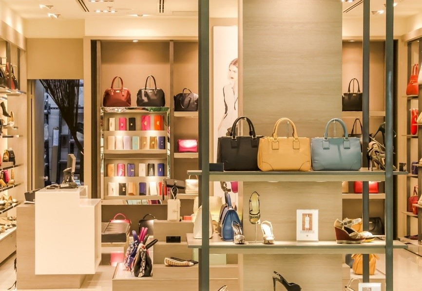 luxusný butik svetoznámej značky s krásnymi dámskymi a pánskymi doplnkami a oblečením