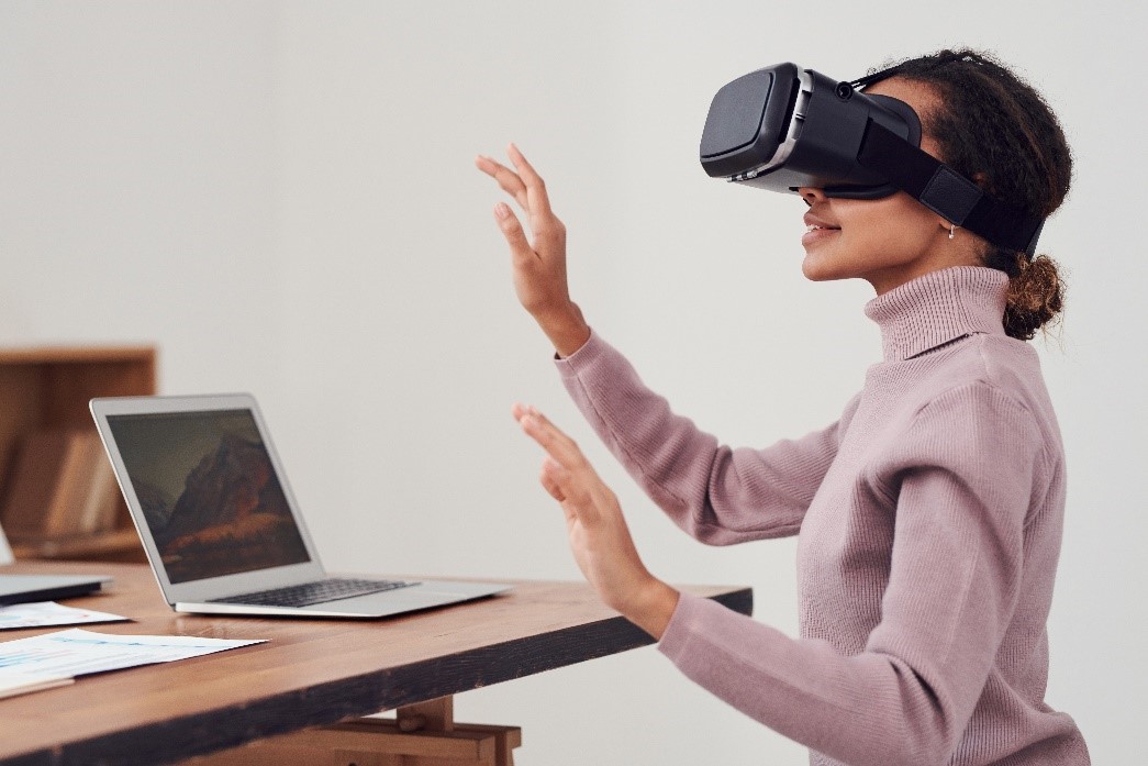 mladá žena prezerajúca si svoju nehnuteľnosť ce 3 D virtuálnu prehliadku