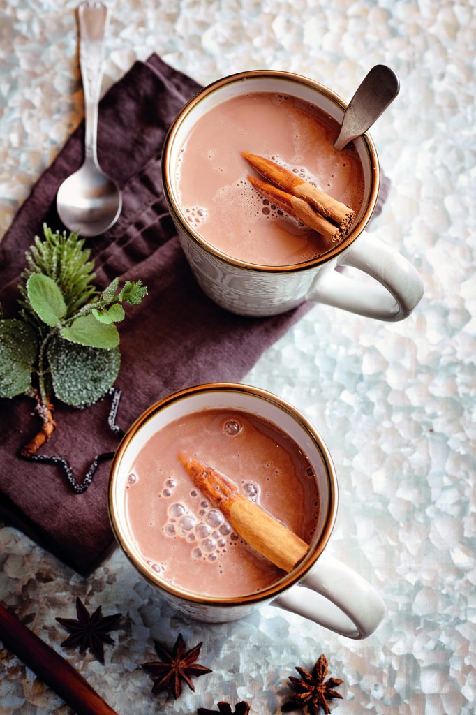 chutná horúca čokoláda v štýlových šálkach pre lepšiu atmosféru Hygge