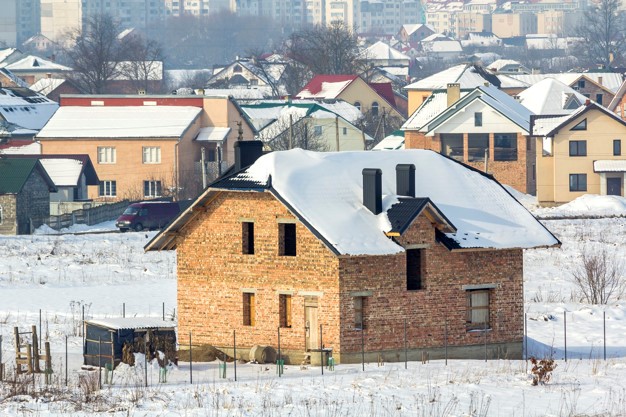 tehlový rodinný dom a pomocné práce vykonávané počas zimných mesiacov