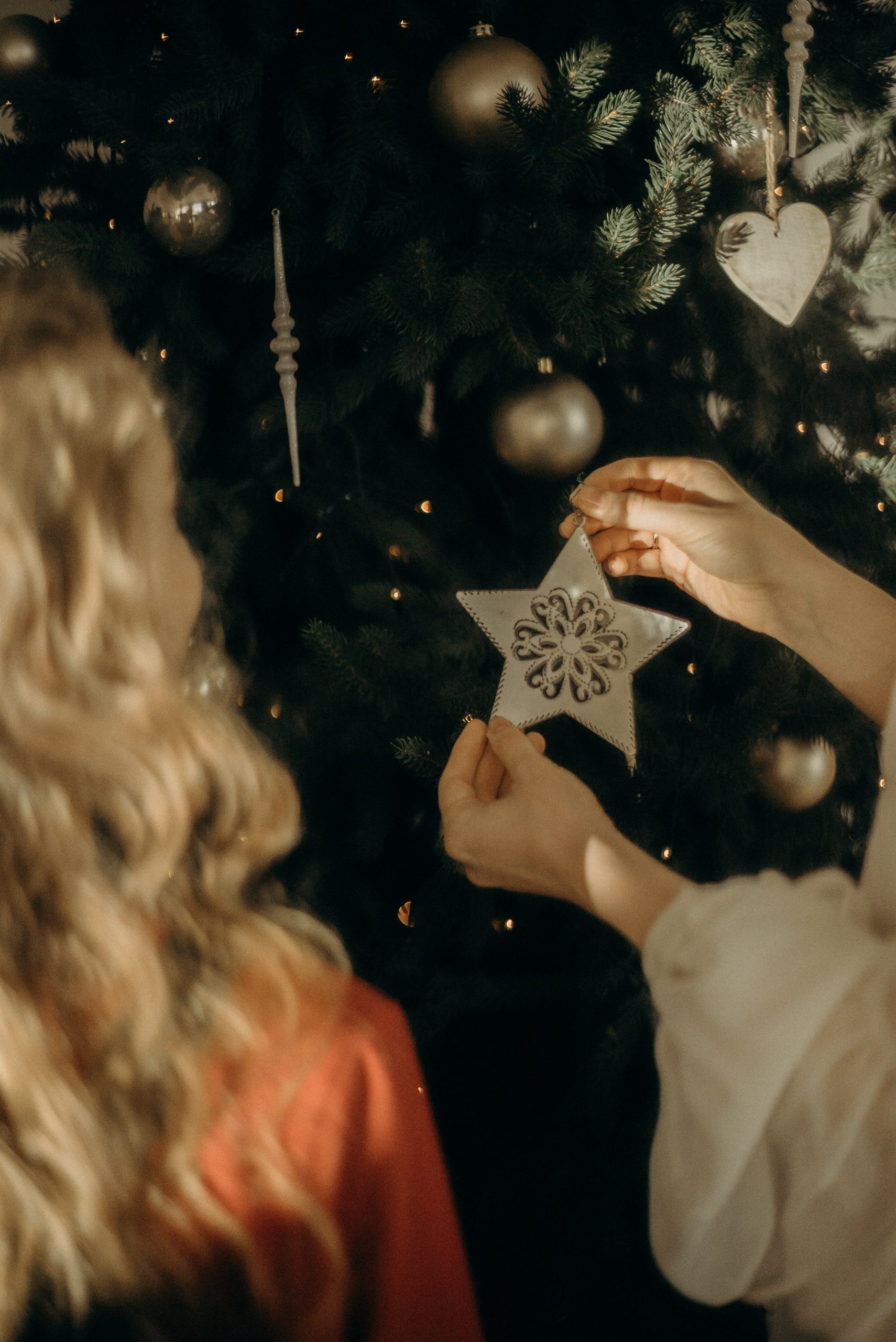 mama s dcérou zdobia vianočný stromček handmade ozdobami