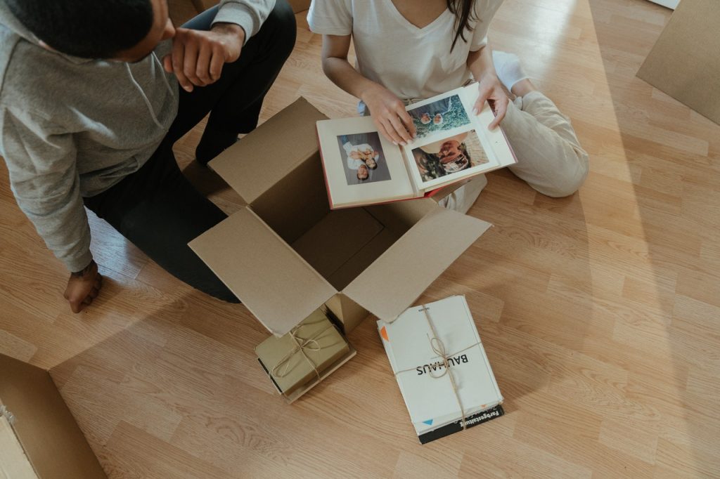 prezeranie si fotoalbumov v kruhu svojej rodiny