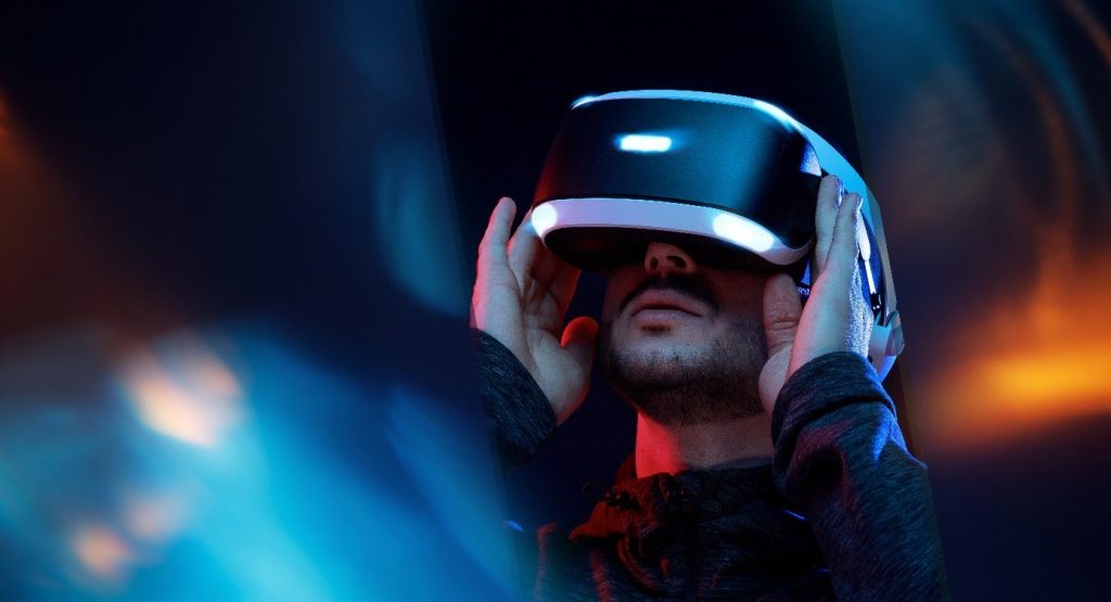 mladý muž v 3D okuliaroch prezerajúci si virtuálnu realitu