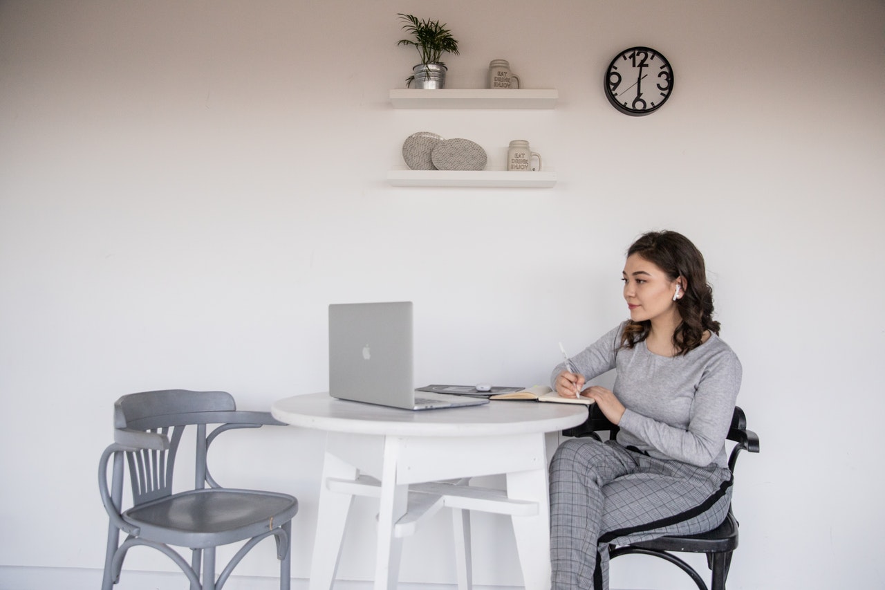 mladá žena malý kuchynský stôl notebook