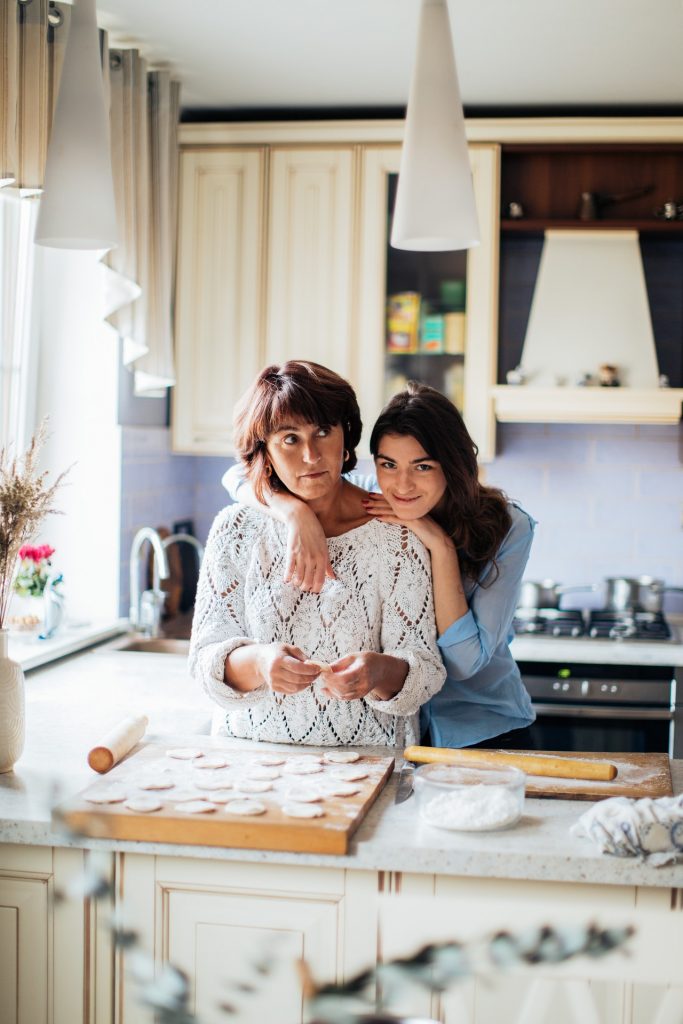 mama s dcérou spolu varia zdravé jedlo v modernej kuchyni