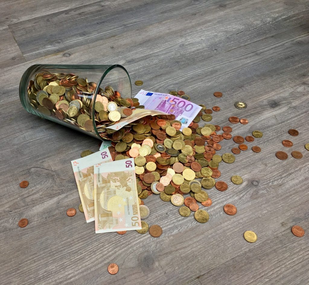 peniaze a bankovky vložené v pohári 
