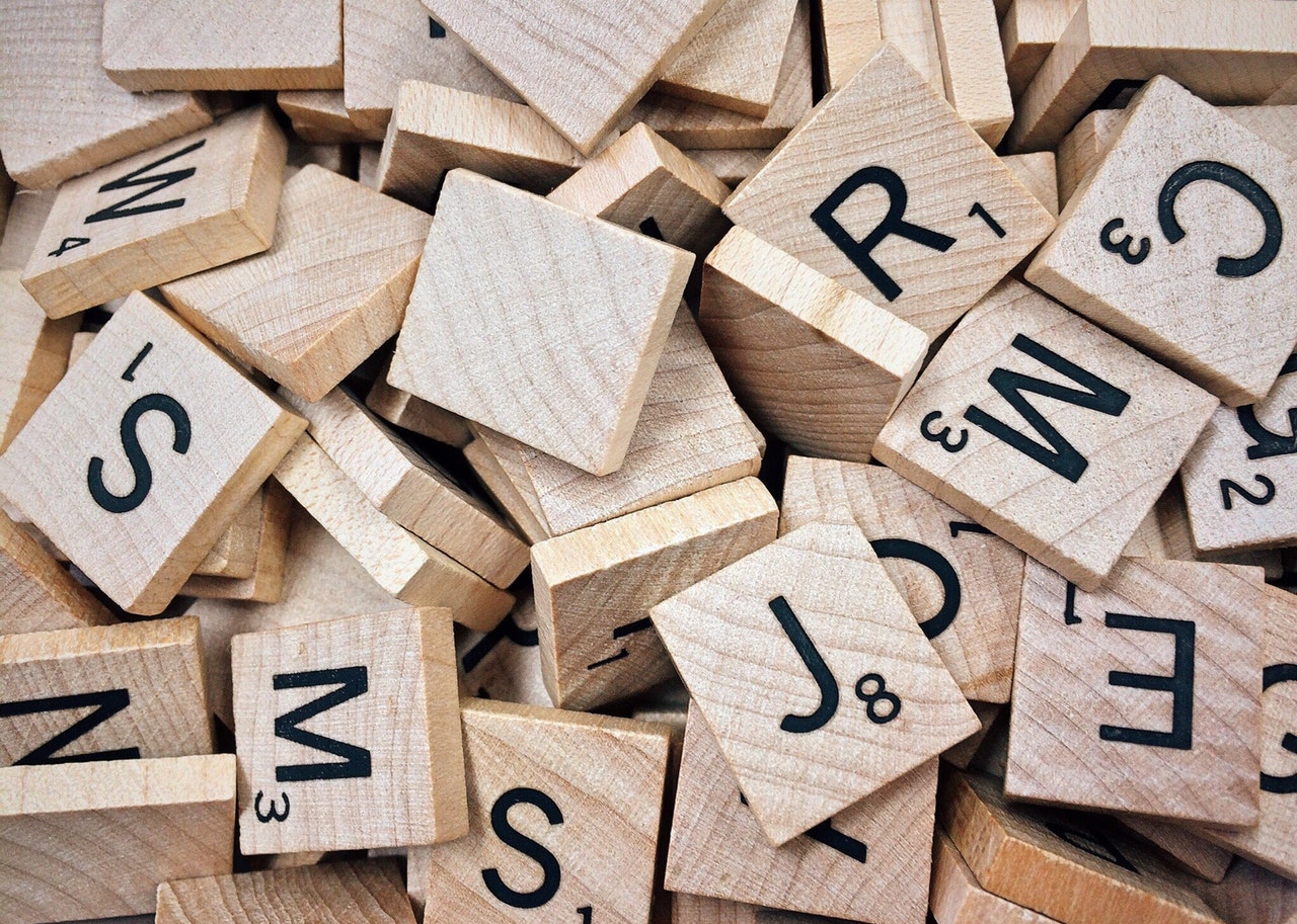 písmenká abecedy drevené scrabble