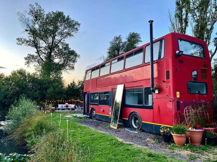 krásne lowcostovo prerobený klasický double decker autobusu