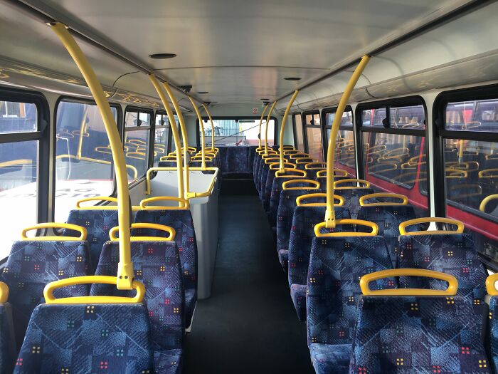 Moderné schodisko v obytnom „double decker“ autobuse - interiér