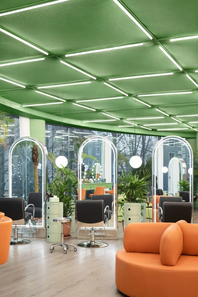 Futuristický kadernícky salón – interiér v odtieňoch zelenej farby