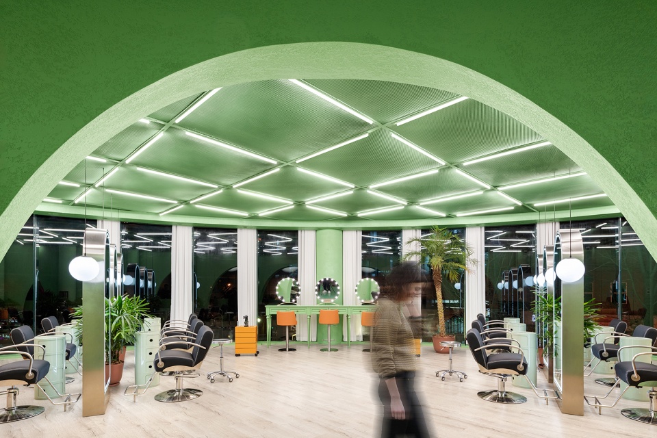 Futuristický kadernícky salón – interiér v odtieňoch zelenej farby