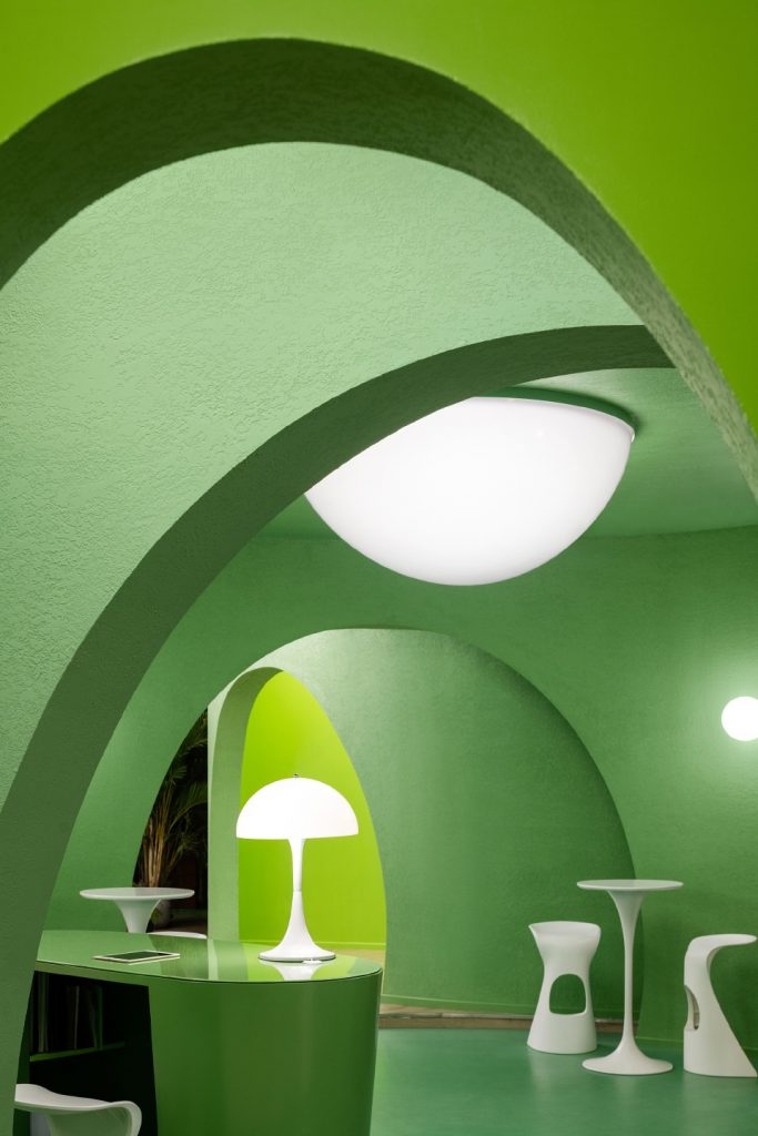 Futuristický kadernícky salón – interiér v odtieňoch zelenej farby