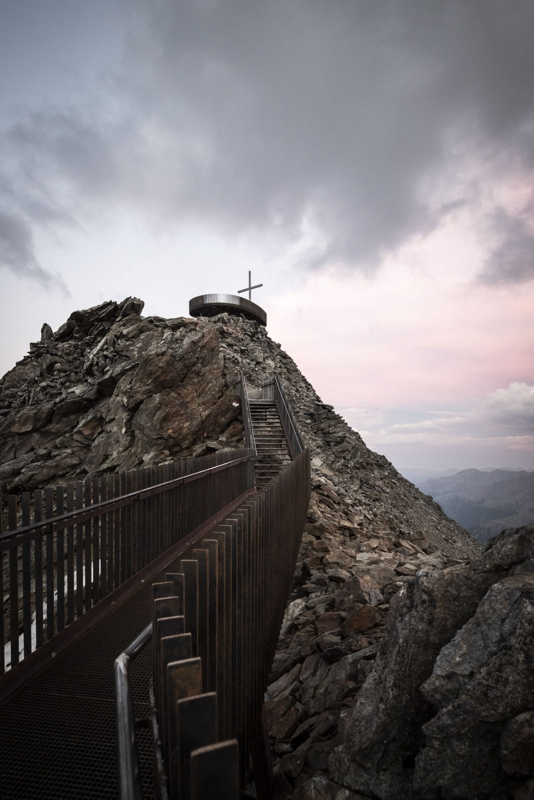 vyhliadková plošina Otzi Peak 3251m a pohľad na panorámu Talianska