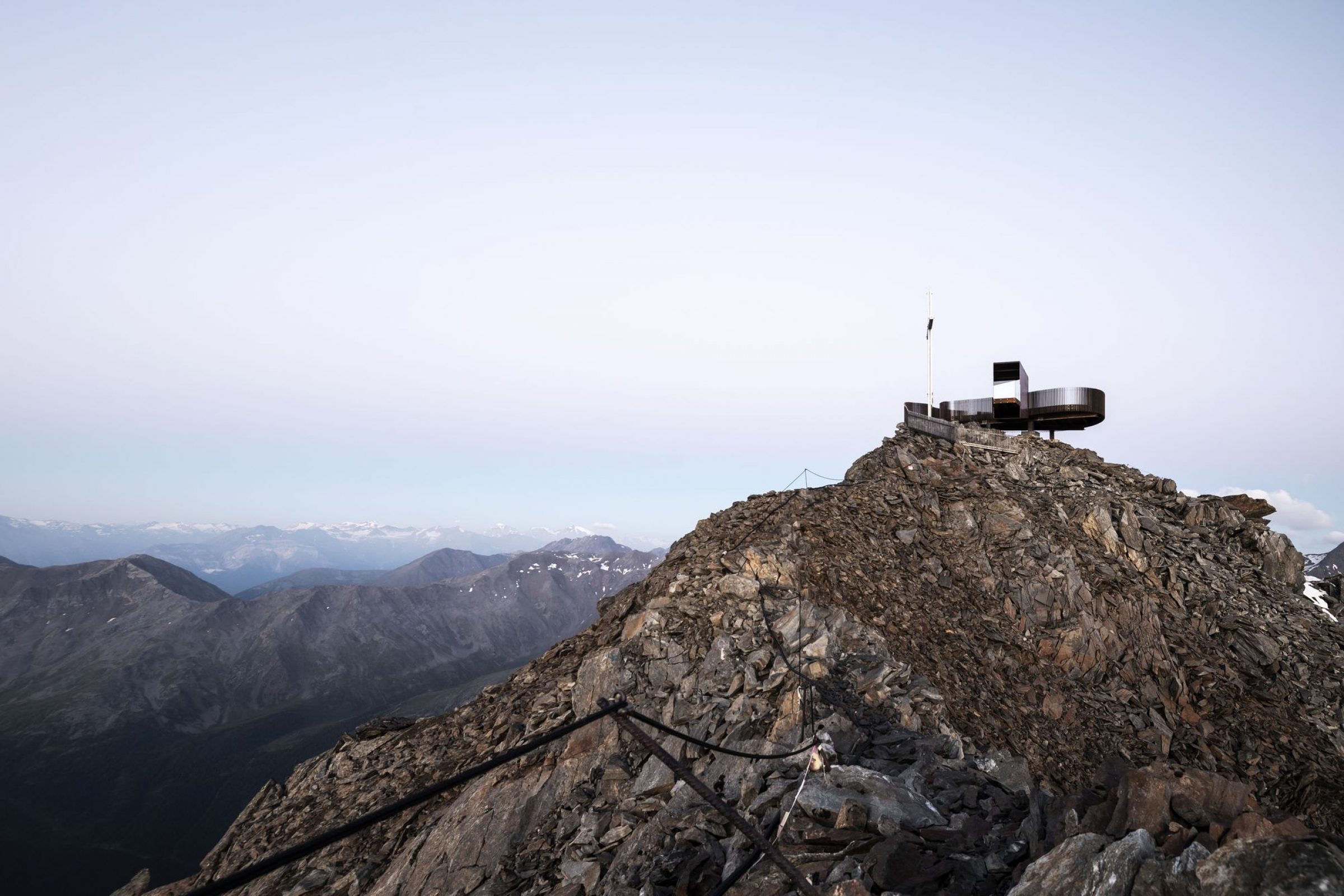 vyhliadková plošina Otzi Peak 3251m a pohľad na panorámu Talianska