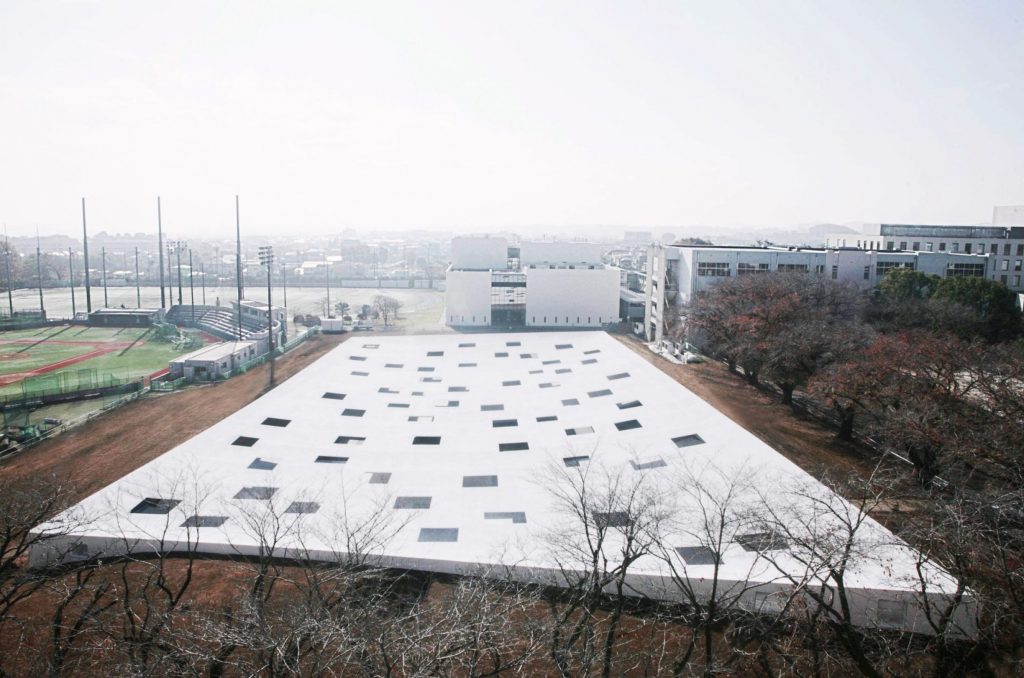 Vonkajšie námestie určené pre rôzne workshopy Inštitútu technológie v Japonsku