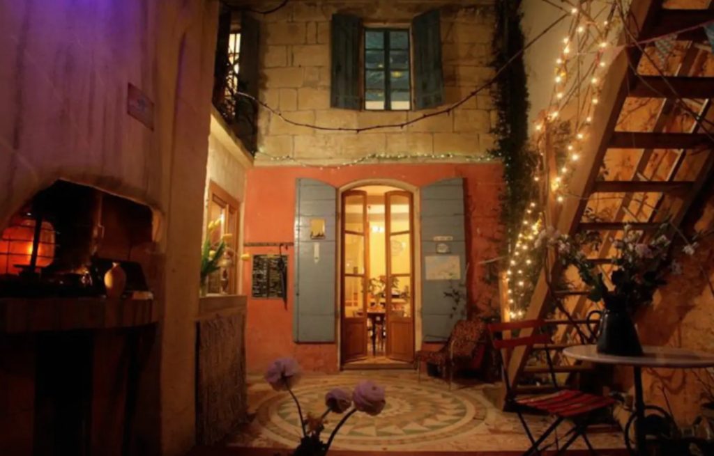 Airbnb v spojení s Inštitútom umenia v Chicagu vytvoril miestnosť na ubytovanie ako z obrazu