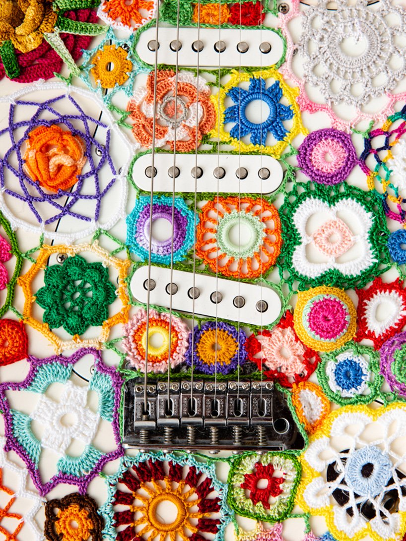 The Power of Flowers obháčkovaná elektrická gitara Fender Stratocaster