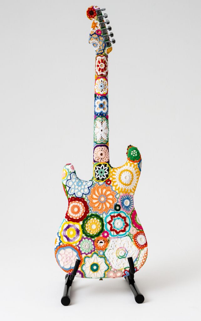 „The Power of Flowers“ Obháčkovaná elektrická gitara Fender Stratocaster