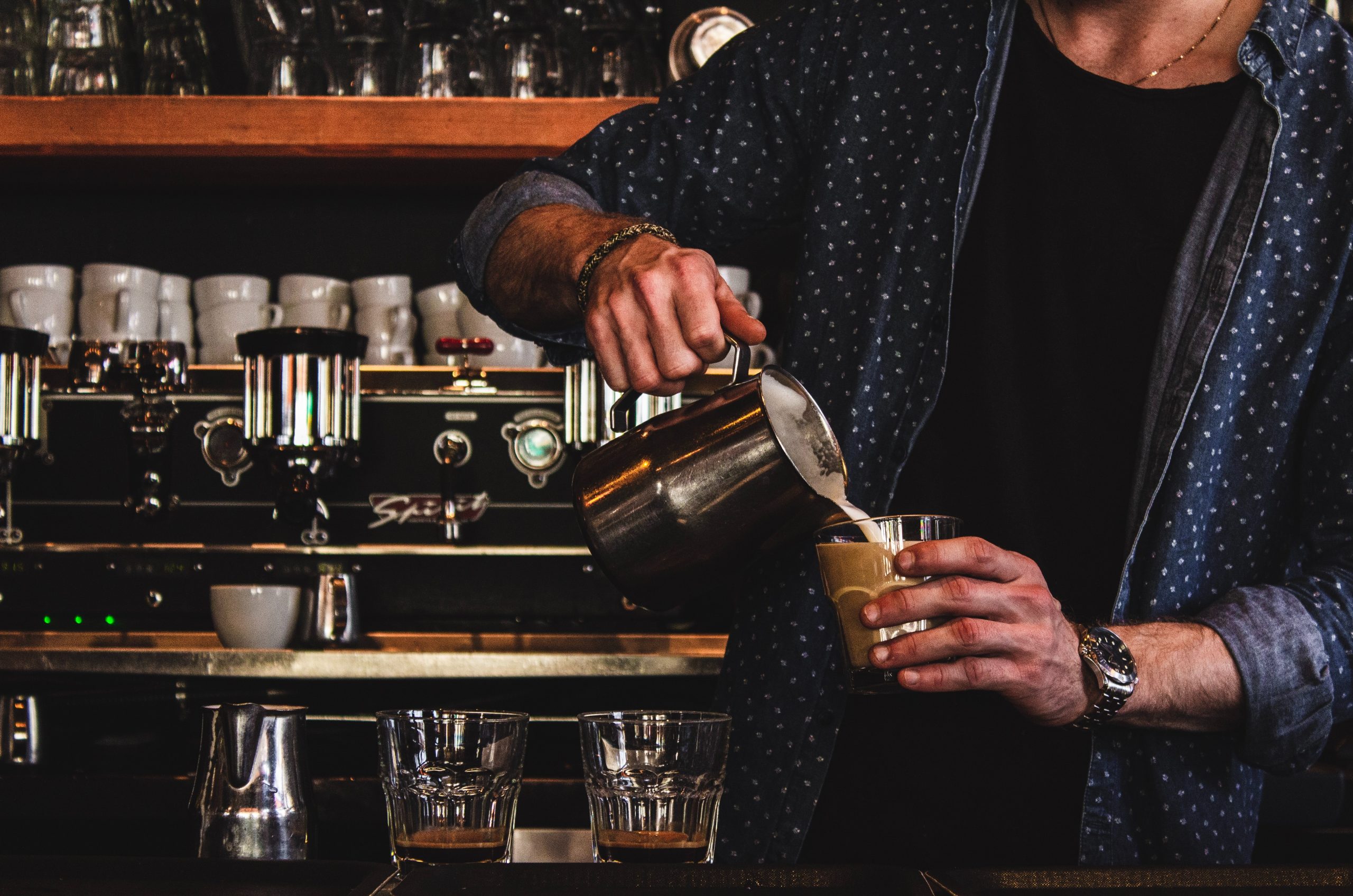 Barista pripravujúci kávu s mliekom