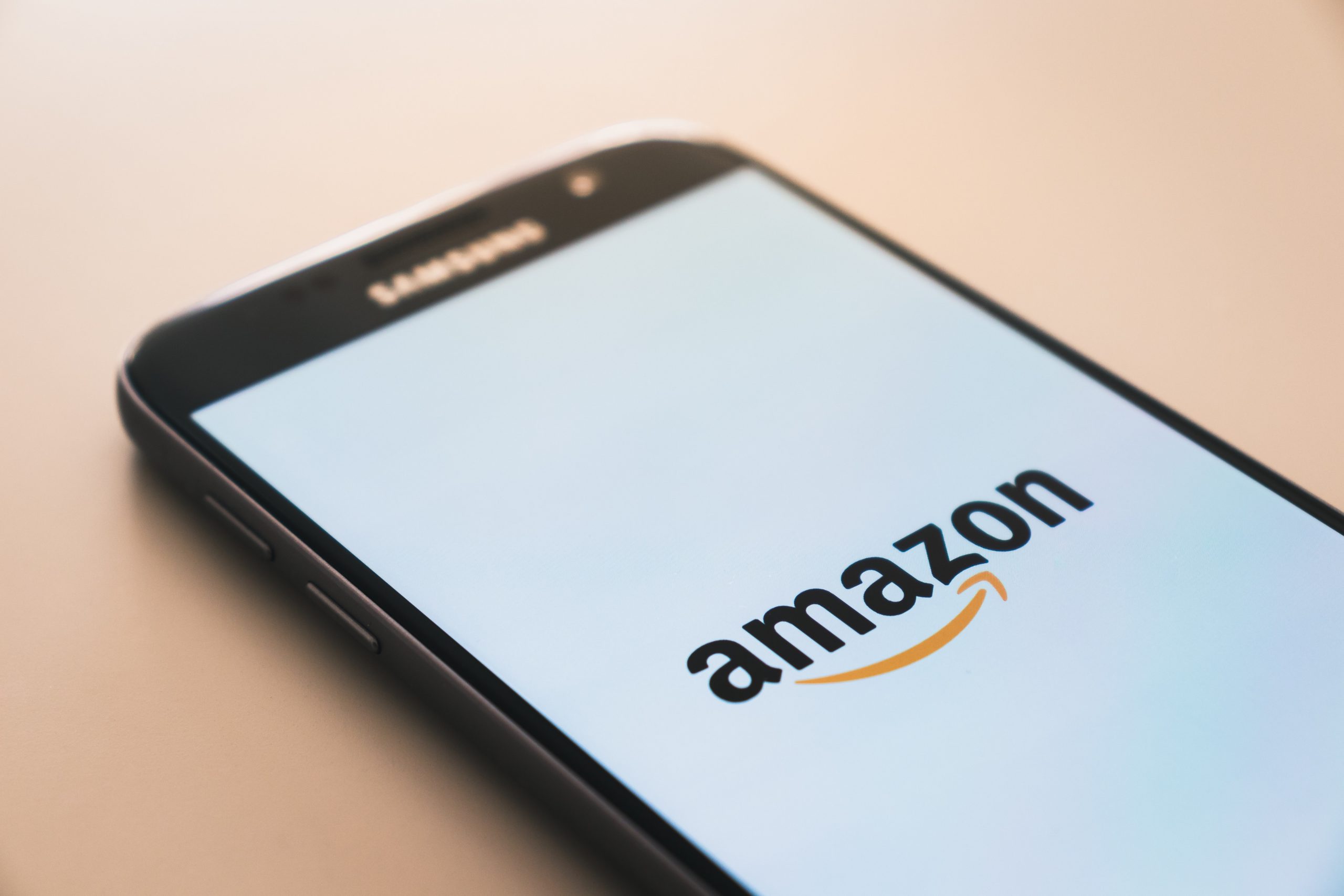 Mobil s logom Amazon