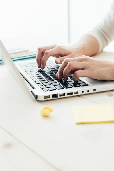 Pracovný stôl notebook žena