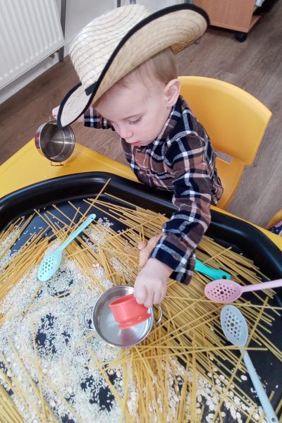 montessori prístup chlapec v škôlke